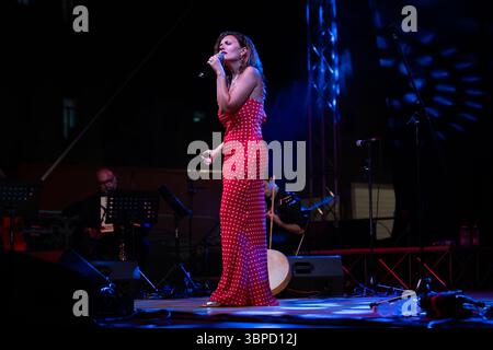 Neapel, Italien. Juli 2025. Serena Rossi tritt in der La notte della Tammorra 2025 auf der Piazza Mercato auf. (Foto: Andrea Gulí/SOPA Images/SIPA USA) Credit: SIPA USA/Alamy Live News Stockfoto
