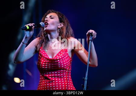 Neapel, Italien. Juli 2025. Serena Rossi tritt in der La notte della Tammorra 2025 auf der Piazza Mercato auf. (Foto: Andrea Gulí/SOPA Images/SIPA USA) Credit: SIPA USA/Alamy Live News Stockfoto