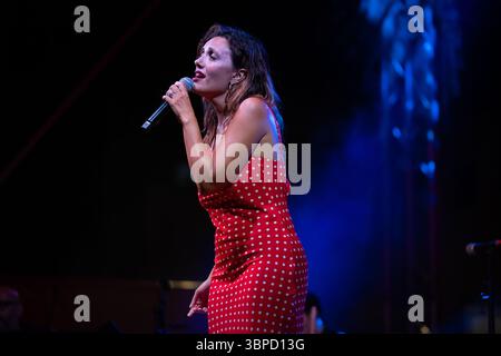 Neapel, Italien. Juli 2025. Serena Rossi tritt in der La notte della Tammorra 2025 auf der Piazza Mercato auf. (Foto: Andrea Gulí/SOPA Images/SIPA USA) Credit: SIPA USA/Alamy Live News Stockfoto