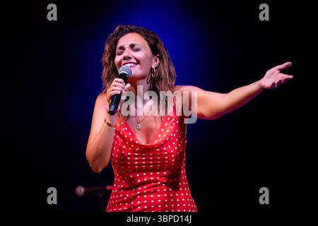 Neapel, Italien. Juli 2025. Serena Rossi tritt in der La notte della Tammorra 2025 auf der Piazza Mercato auf. (Foto: Andrea Gulí/SOPA Images/SIPA USA) Credit: SIPA USA/Alamy Live News Stockfoto