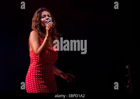 Neapel, Italien. Juli 2025. Serena Rossi tritt in der La notte della Tammorra 2025 auf der Piazza Mercato auf. (Foto: Andrea Gulí/SOPA Images/SIPA USA) Credit: SIPA USA/Alamy Live News Stockfoto