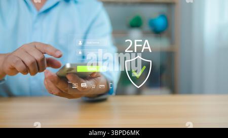 Sicherer Online-Zugriff, Datenschutz und Datenschutz. Cybersicherheit und digitales Sicherheitskonzept. Mann mit Smartphone für zwei-Faktor-Authentizität Stockfoto