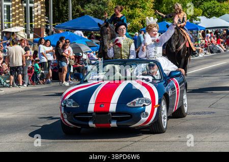 Provo, UT – 4. Juli 2025: Menschen in europäischen Kostümen fahren während des Freedom Festival in einem klassischen Austin Healey mit britischer Flagge. Stockfoto