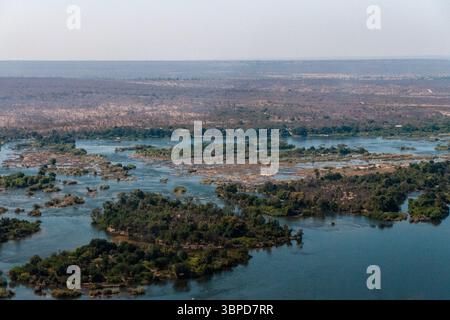 Ein Blick aus der Vogelperspektive auf den Sambesi-Fluss in der Nähe der Victoria Falls, Simbabwe Stockfoto