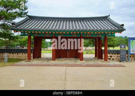 Buyeo County, Südkorea - 13. Juni 2025: Ein traditionelles Holztor mit lebhaften Danceong-Mustern markiert den Eingang zum historischen Jeongnimsa Te Stockfoto
