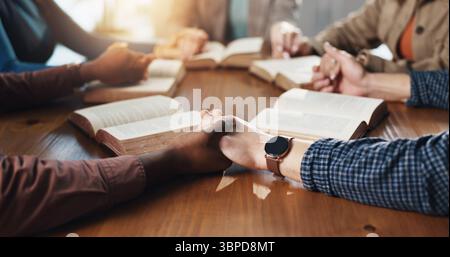 Menschen, Gebetsgruppe und Hände mit Bibel halten für Religionsstudium, Glauben oder Wort Gottes zu Hause. Christlich, Gemeinschaft oder Vertrauen mit Unterstützung oder Buch Stockfoto