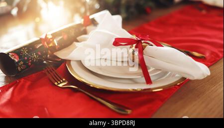 Weihnachten, Dekoration und Teller mit Serviette auf dem Tisch im Speisesaal für festliche Feierlichkeiten, Veranstaltungen oder Mittagessen. Feiertage, Ort und Thanksgiving Stockfoto