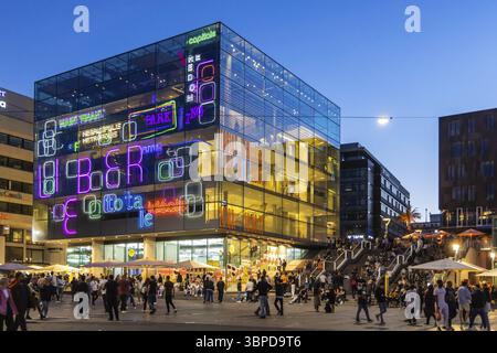 Kunstmuseum Stuttgart am Abend mit Lichtinstallation und Menschen auf der Treppe. Lange Nacht der Museen in Stuttgart. Stuttgart, Baden-Wuerttem Stockfoto