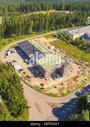 Gebäudekomplex im Bau in Waldnähe, mit Solarpaneelen und einem Kran sichtbar, neues Feuerwehrhaus Oberhaugstett, Bezirk Calw, Deutschland, E Stockfoto