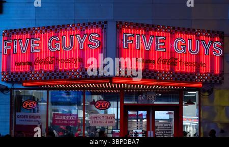 New York, USA. Juli 2025. Ein Zweig der Five Guys Restaurantkette ist in Manhattan zu sehen. Quelle: Sven Hoppe/dpa/Alamy Live News Stockfoto