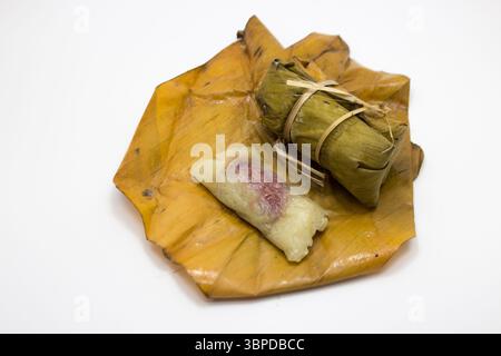 Khao Tom Mat (Thai Sticky Rice with Banana): Ein traditionelles thailändisches Dessert aus gewürztem Klebreis und Kokosmilch, gefüllt mit Banane und Beaut Stockfoto
