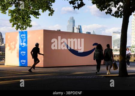 NUR REDAKTIONELLE VERWENDUNG Allgemeine Ansicht einer riesigen Amazon Prime Box in der Londoner Southbank, die den Beginn des Prime Day feiert und Mitgliedern vom 8. Juli bis 11. Juli 96 Stunden Rabatt bietet. Ausgabedatum: Dienstag, 8. Juli 2025. Stockfoto