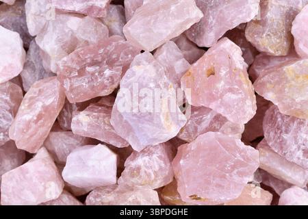 Nahaufnahme von rohen großen Rosenquarzkristallen. Natürliche rosafarbene Edelsteinstücke, die zur Heilung oder Dekoration verwendet werden Stockfoto