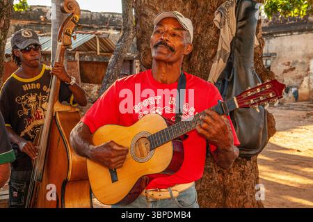 Kubanischer Straßenmusiker mit Akustikgitarre, Trinidad, Provinz Sancti Spíritus, Kuba. © Kraig Lieb Stockfoto