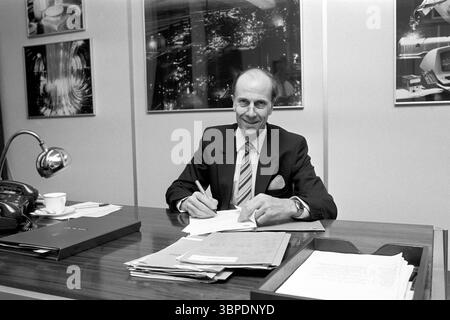 Aktenfoto vom 10. Oktober 01/85 von Norman Tebbit, Minister für Handel und Industrie, an seinem Schreibtisch in Westminster, London, bei der Vorbereitung seiner ersten Kabinettssitzung in der Downing Street 10 seit dem Bombenanschlag in Brighton. Lord Norman Tebbit starb „friedlich zu Hause“ im Alter von 94 Jahren, sagte sein Sohn William. Ausgabedatum: Dienstag, 8. Juli 2025. Stockfoto