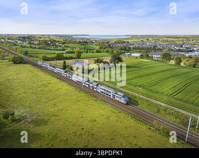 Yffiniac (Bretagne, Nordwestfrankreich): Regionaler TER-Zug, der im Frühjahr durch die Landschaft fährt, am Rande der Bucht von Saint Brieuc. Stockfoto