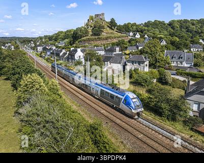 La Roche-Maurice (Bretagne, Nordwestfrankreich): Durchfahrt eines regionalen TER-Zuges in der Nähe des Dorfes, am linken Ufer des Elorn-Flusses, im Frühjahr. I Stockfoto