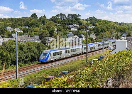 La Roche-Maurice (Bretagne, Nordwestfrankreich): Durchfahrt eines regionalen TER-Zuges in der Nähe des Dorfes, am linken Ufer des Elorn-Flusses, im Frühjahr Stockfoto