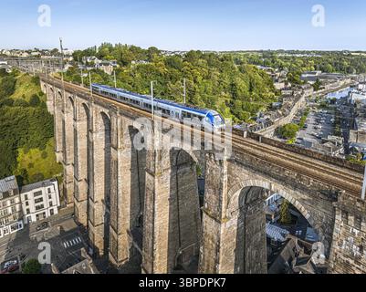 Morlaix (Bretagne, Nordwestfrankreich): Ein regionaler TER-Zug, der über das Eisenbahnviadukt fährt, das im 19. Jahrhundert im Herzen der Stadt, ab, gebaut wurde Stockfoto