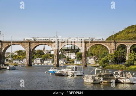 Hennebont (Bretagne, Nordwestfrankreich): Regionalzug auf dem Granitbahnviadukt über den Blavet-Fluss im Frühjahr. Stockfoto
