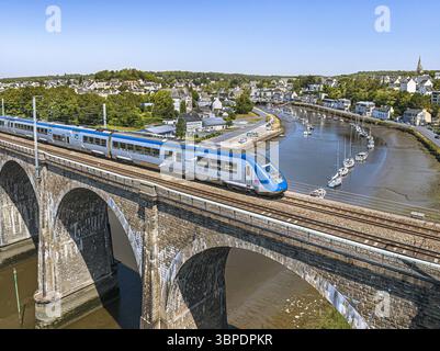 Hennebont (Bretagne, Nordwestfrankreich): Regionalzug auf dem Granitbahnviadukt über den Blavet-Fluss im Frühjahr. Stockfoto