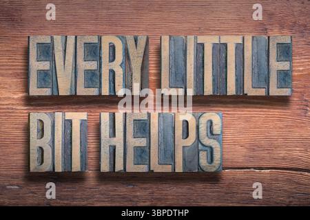 Jedes kleine bisschen hilft Sprichwort auf Vintage lackierter Holzoberfläche zu kombinieren Stockfoto