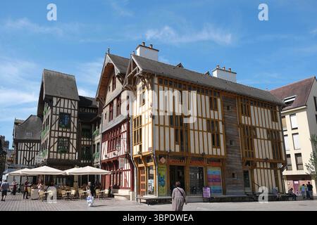 Troyes (Nordostfrankreich): Das Touristeninformationszentrum in einem alten Fachwerkhaus in der Straße „Rue Aristide Briand“ Stockfoto