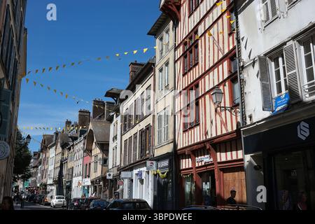 Troyes (Nordostfrankreich): Alte Fachwerkhäuser im Stadtzentrum, in der Einkaufsstraße „Rue Georges Clémenceau“ Stockfoto