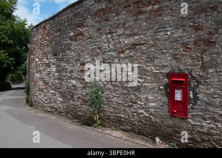 Roter Briefkasten in einer Wand, Stanton Drew, Somerset, England Stockfoto