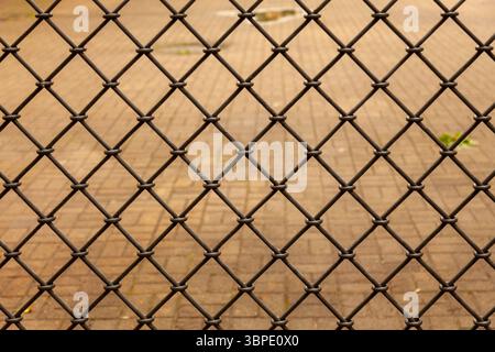 Metallgitter in Form von Diamanten aus Stäben. Stockfoto