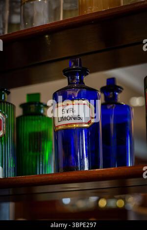 Glasbottel mit Zitronensirup in der D. R. Harris & Co Pharmacy in der St. James's Street. Stockfoto