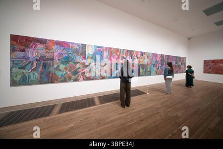 (Nur für die redaktionelle Presse - keine Bücher) Tate Modern, London, UK. Juli 2025. Europas erste große Ausstellung mit einer der größten Maler der Welt, der australischen Künstlerin Emily kam Kngwarray (ca. 1914-1996), zeigt monumentale abstrakte Gemälde, große hängende Batiktextilien, farbenfrohe Arbeiten auf Papier und Videos. Die Ausstellung wird von Tate Modern und der National Gallery of Australia organisiert und findet ab dem 10. Juli 2025-11 Januar 2026 statt. Quelle: Malcolm Park/Alamy Live News Stockfoto