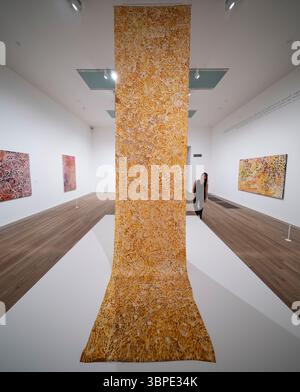 (Nur für die redaktionelle Presse - keine Bücher) Tate Modern, London, UK. Juli 2025. Europas erste große Ausstellung mit einer der größten Maler der Welt, der australischen Künstlerin Emily kam Kngwarray (ca. 1914-1996), zeigt monumentale abstrakte Gemälde, große hängende Batiktextilien, farbenfrohe Arbeiten auf Papier und Videos. Die Ausstellung wird von Tate Modern und der National Gallery of Australia organisiert und findet ab dem 10. Juli 2025-11 Januar 2026 statt. Quelle: Malcolm Park/Alamy Live News Stockfoto