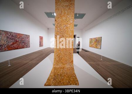 (Nur für die redaktionelle Presse - keine Bücher) Tate Modern, London, UK. Juli 2025. Europas erste große Ausstellung mit einer der größten Maler der Welt, der australischen Künstlerin Emily kam Kngwarray (ca. 1914-1996), zeigt monumentale abstrakte Gemälde, große hängende Batiktextilien, farbenfrohe Arbeiten auf Papier und Videos. Die Ausstellung wird von Tate Modern und der National Gallery of Australia organisiert und findet ab dem 10. Juli 2025-11 Januar 2026 statt. Quelle: Malcolm Park/Alamy Live News Stockfoto