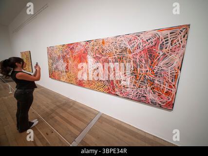 (Nur für die redaktionelle Presse - keine Bücher) Tate Modern, London, UK. Juli 2025. Europas erste große Ausstellung mit einer der größten Maler der Welt, der australischen Künstlerin Emily kam Kngwarray (ca. 1914-1996), zeigt monumentale abstrakte Gemälde, große hängende Batiktextilien, farbenfrohe Arbeiten auf Papier und Videos. Die Ausstellung wird von Tate Modern und der National Gallery of Australia organisiert und findet ab dem 10. Juli 2025-11 Januar 2026 statt. Quelle: Malcolm Park/Alamy Live News Stockfoto
