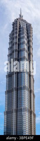 Shanghai, China - 29. April 2025. Shanghai Tower Jin Mao im modernen Geschäftsviertel Pudong in Shanghai, China Stockfoto