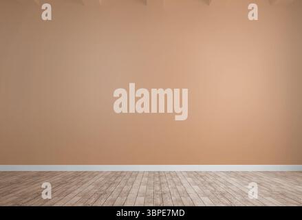 Das leere Zimmer verfügt über einen flachen Holzfußboden, beigefarbene Wände, Deckenbalken und Kopierraum Stockfoto