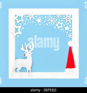 Heiligabend rudolph das rote Rentier, weihnachtsmannmütze Dekoration, Sterne und Schneeflocken auf blauem Hintergrund mit weißem Rahmen. Festliches Fantasy-Design. Stockfoto