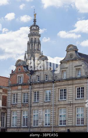 Herrliche Herrenhäuser am Grand Place oder Hauptplatz von Arras mit Fassaden im flämischen Barockstil und dem Glockenturm im Hintergrund Stockfoto