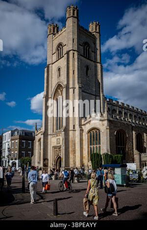 Cambridge Tourism - Radfahrer und Touristen passieren die Great St Mary's Church im Zentrum von Cambridge. Die Kirche wurde nach einem Brand im Jahr 1290 wieder aufgebaut. Stockfoto