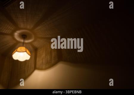 Von der Decke hängende beleuchtete Pendelleuchte Stockfoto