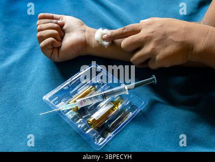 Hand erhält Injektion mit Baumwollstütze in Innenräumen Stockfoto