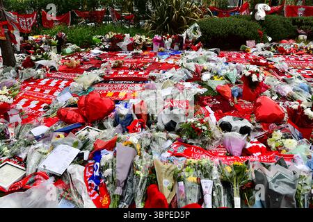 Floral Tributs, Tücher, Ballons, Beileidsbotschaften etc. Sind vor dem Liverpool Football Club in Erinnerung an Diogo Jota, der in RTA getötet wurde. Stockfoto