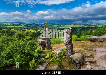 Alte Grausteintor-Pfosten von einer alten Farm, mit einem spektakulären Blick auf die ferne Landschaft, am Gardom's Edge, Peak District Stockfoto