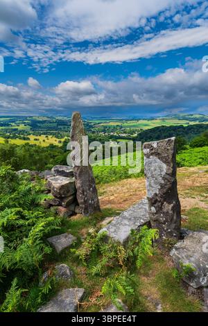 Alte Grausteintor-Pfosten von einer alten Farm, mit einem spektakulären Blick auf die ferne Landschaft, am Gardom's Edge, Peak District Stockfoto