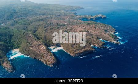Drohnenblick auf die Insel Nusa Penida und das Meer. Küstenlandschaft mit grünen Hügeln und Meer Stockfoto