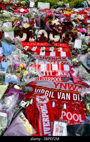 Floral Tributs, Tücher, Ballons, Beileidsbotschaften etc. Sind vor dem Liverpool Football Club in Erinnerung an Diogo Jota, der in RTA getötet wurde. Stockfoto