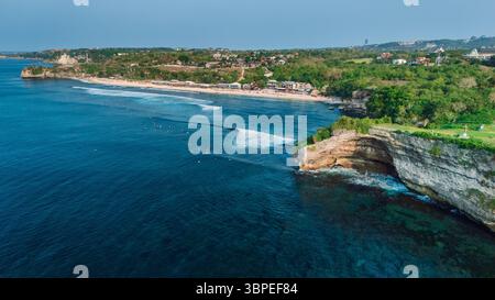 Blick aus der Vogelperspektive auf den Strand mit malerischem Felsen und Surfern im Meer, Balangan Beach, Bali Stockfoto