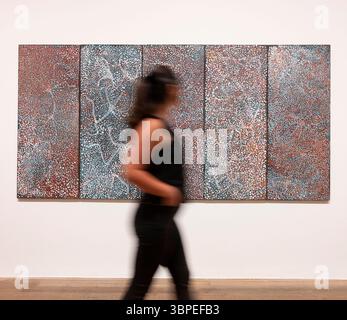 (Nur für die redaktionelle Presse - keine Bücher) Tate Modern, London, UK. Juli 2025. Europas erste große Ausstellung mit einer der größten Maler der Welt, der australischen Künstlerin Emily kam Kngwarray (ca. 1914-1996), zeigt monumentale abstrakte Gemälde, große hängende Batiktextilien, farbenfrohe Arbeiten auf Papier und Videos. Die Ausstellung wird von Tate Modern und der National Gallery of Australia organisiert und findet ab dem 10. Juli 2025-11 Januar 2026 statt. Quelle: Malcolm Park/Alamy Live News Stockfoto