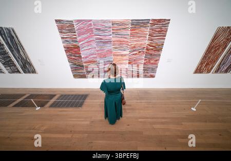 (Nur für die redaktionelle Presse - keine Bücher) Tate Modern, London, UK. Juli 2025. Europas erste große Ausstellung mit einer der größten Maler der Welt, der australischen Künstlerin Emily kam Kngwarray (ca. 1914-1996), zeigt monumentale abstrakte Gemälde, große hängende Batiktextilien, farbenfrohe Arbeiten auf Papier und Videos. Die Ausstellung wird von Tate Modern und der National Gallery of Australia organisiert und findet ab dem 10. Juli 2025-11 Januar 2026 statt. Quelle: Malcolm Park/Alamy Live News Stockfoto